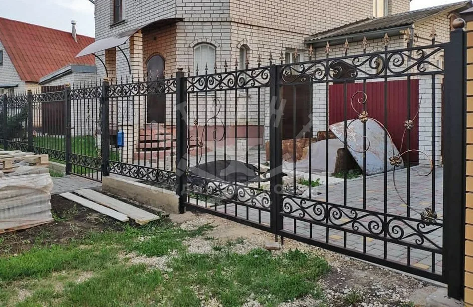 How much does a wrought iron fence cost in 2024?